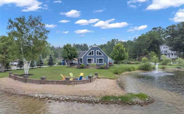 Blue Island Cove vacation home beside Sage Lake